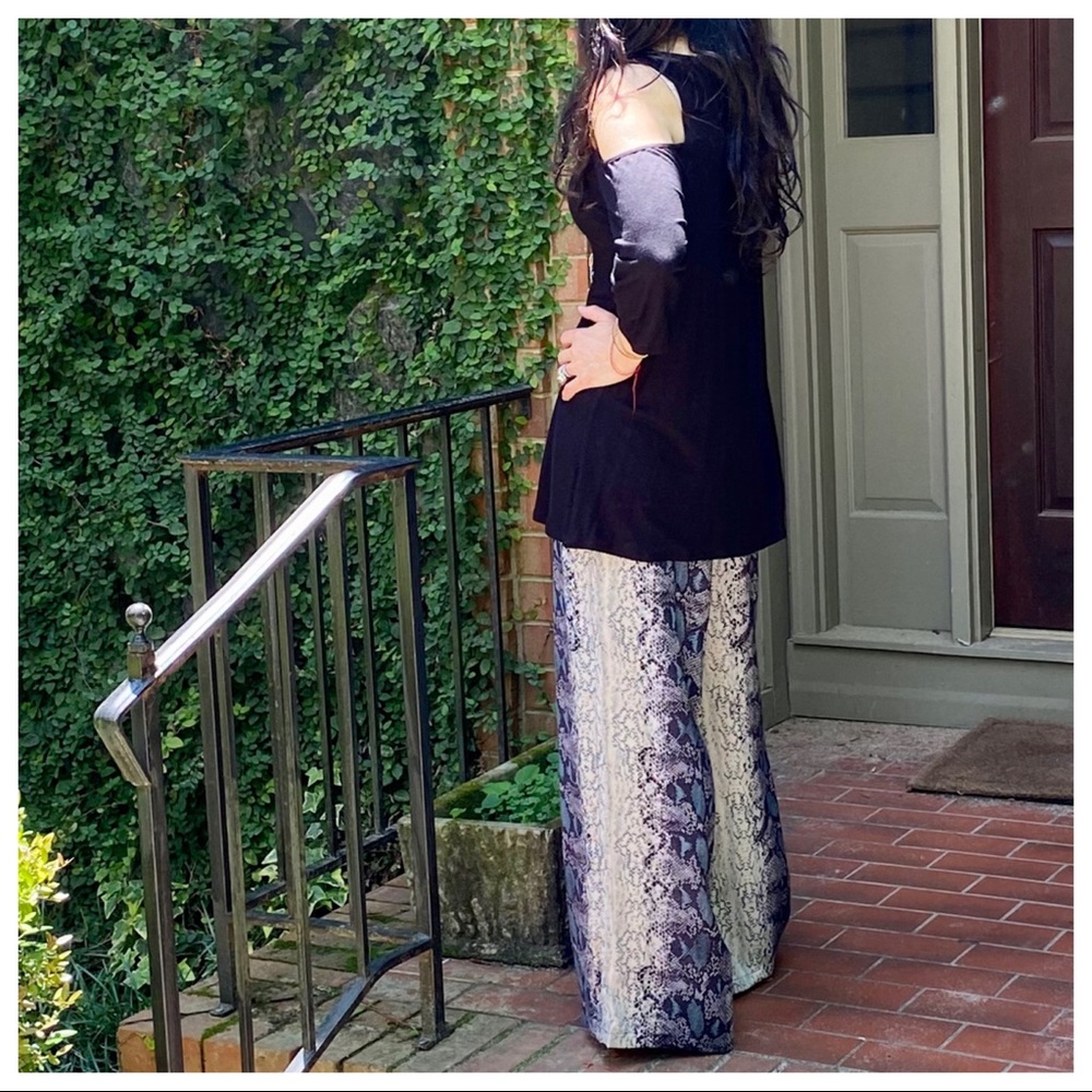 ✨LAST ONE✨SNAKESKIN PRINT WIDE LEG TIE FRONT PANTS - Picture 5 of 6